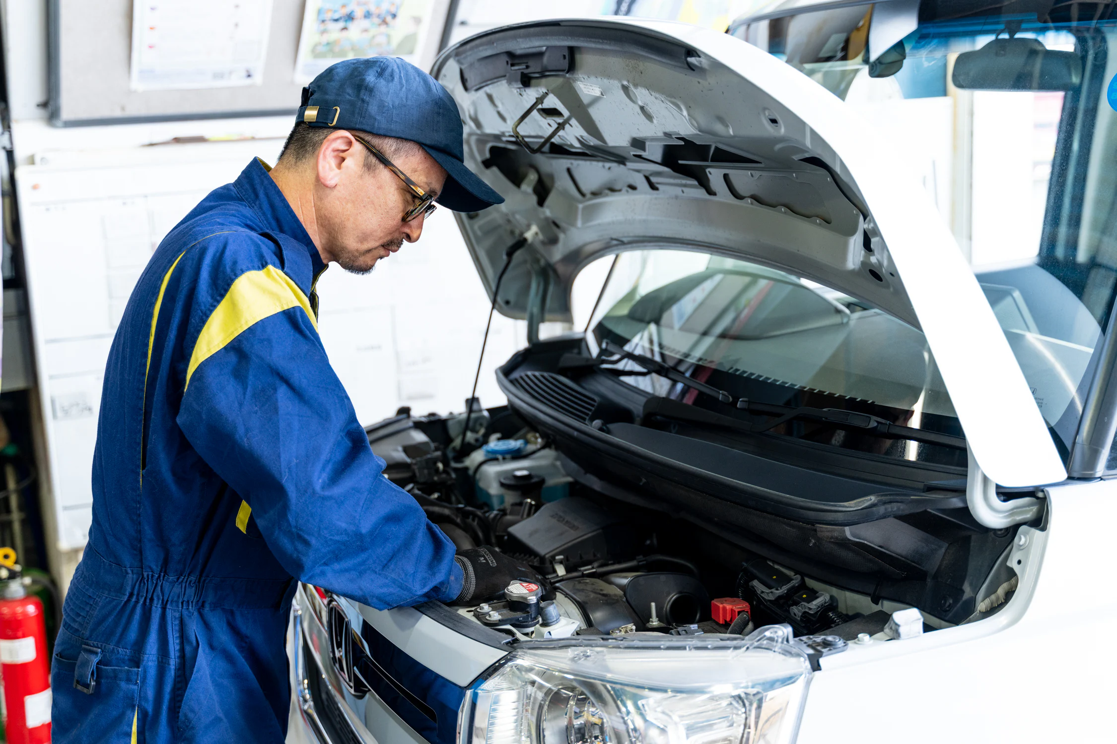 整備工場で車両を点検するスタッフ