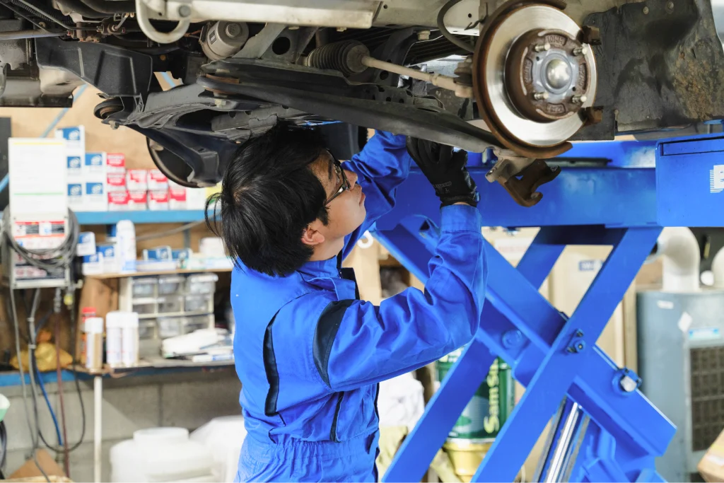 自動車を整備するスタッフ