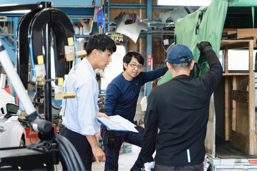 自動車整備の作業を行うスタッフ