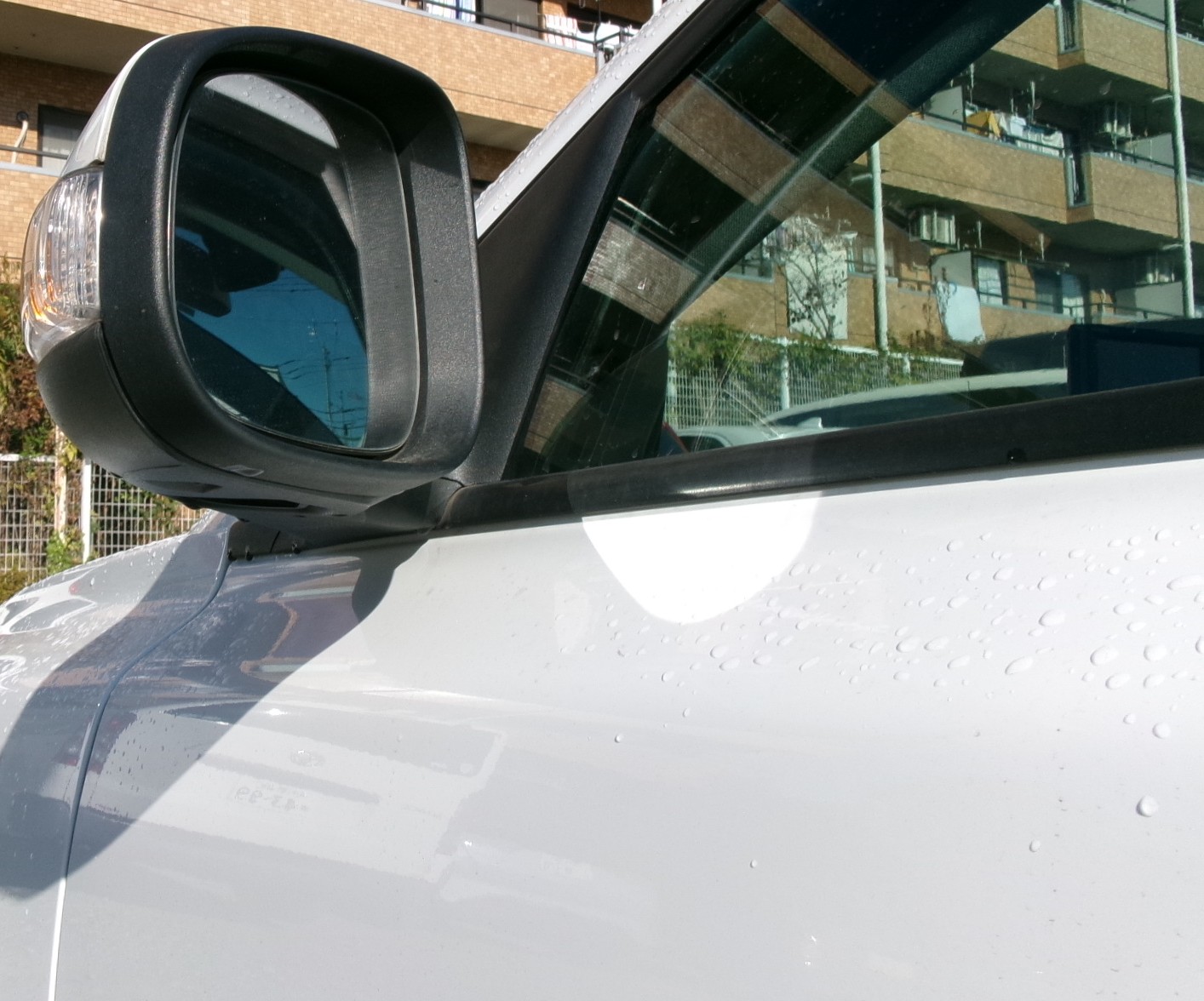 板金修理前の抽象イラスト(フェンダーのキズを示す図)