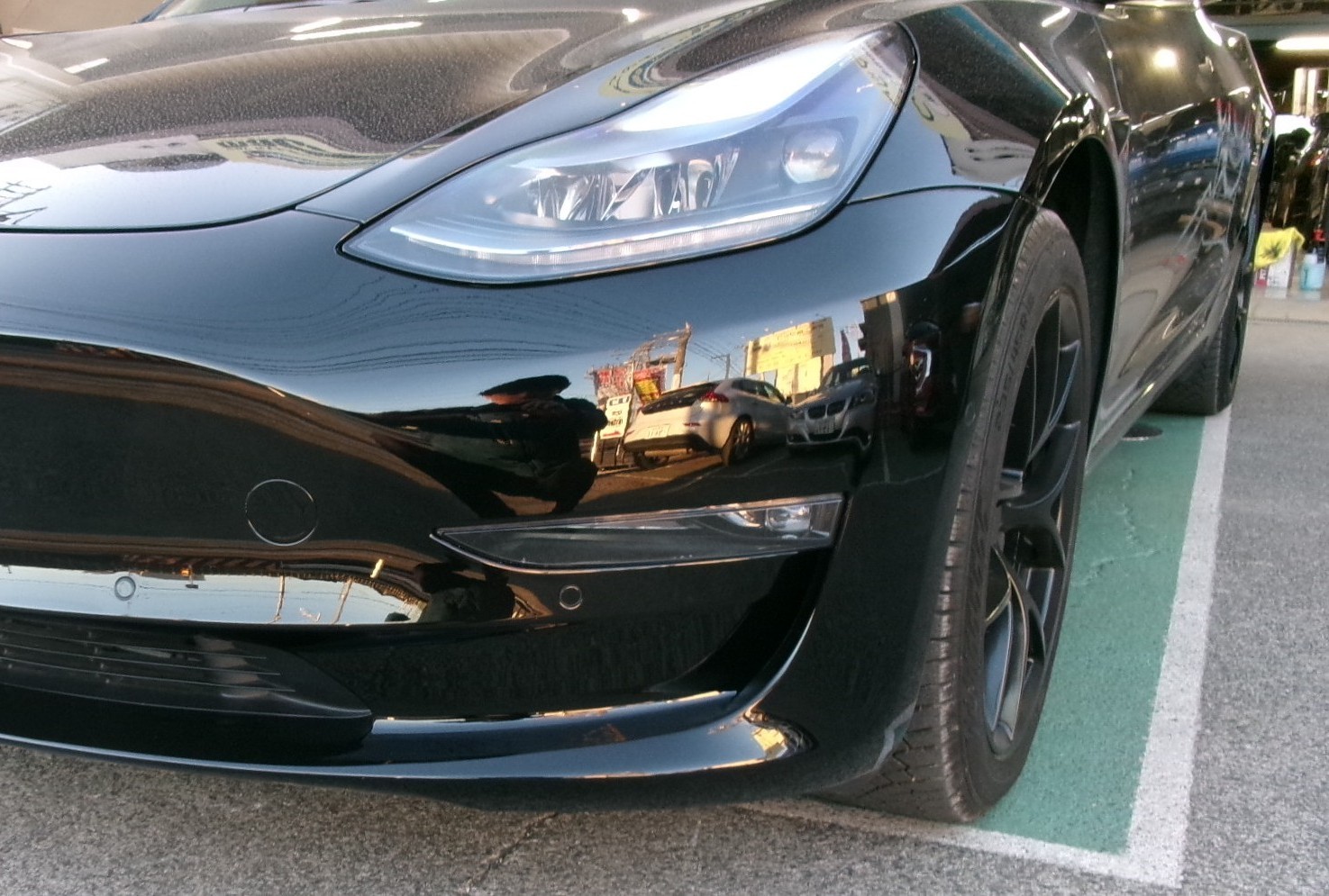 板金修理後の抽象イラスト(光沢を示す図)