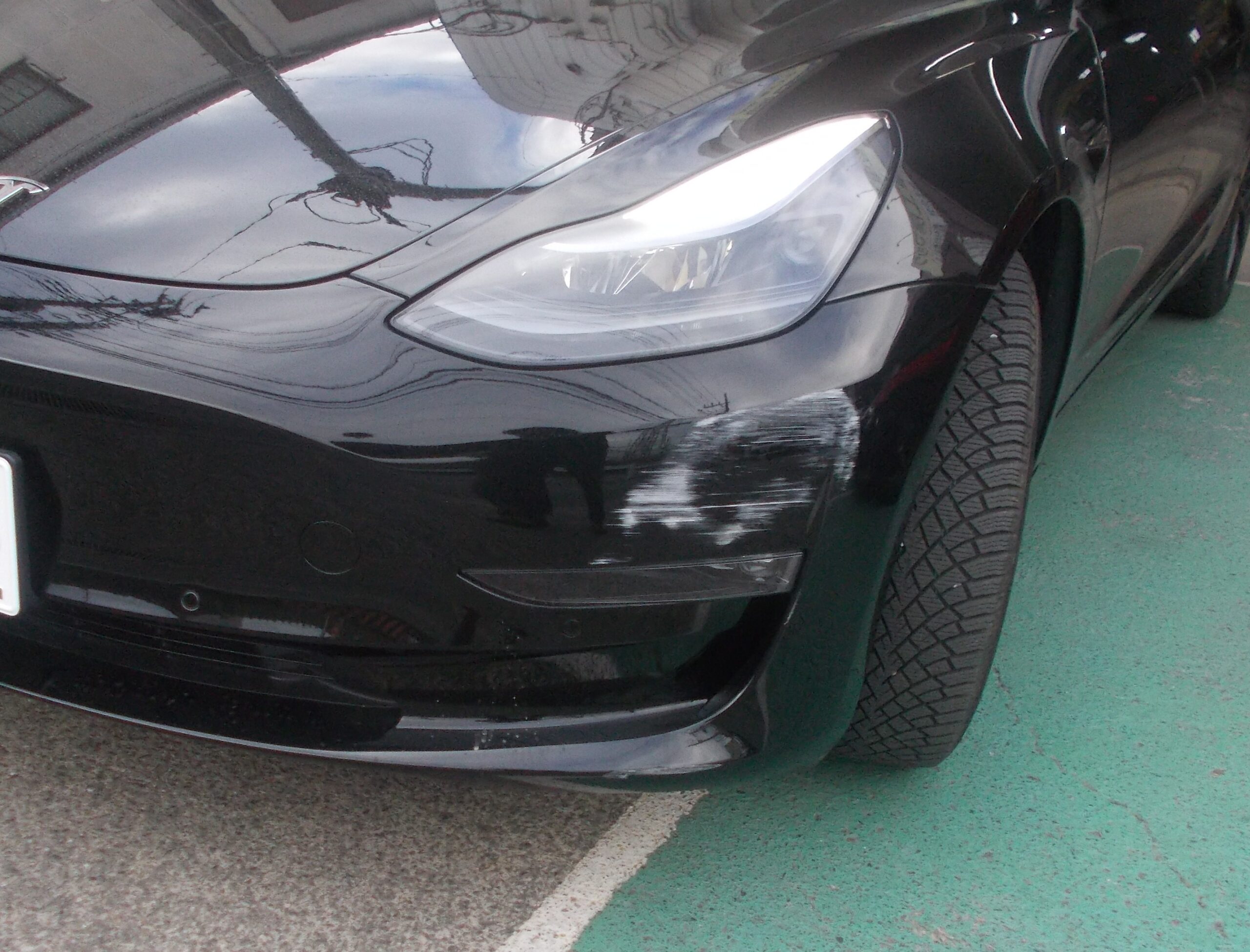 板金修理前の抽象イラスト(フェンダーのキズを示す図)