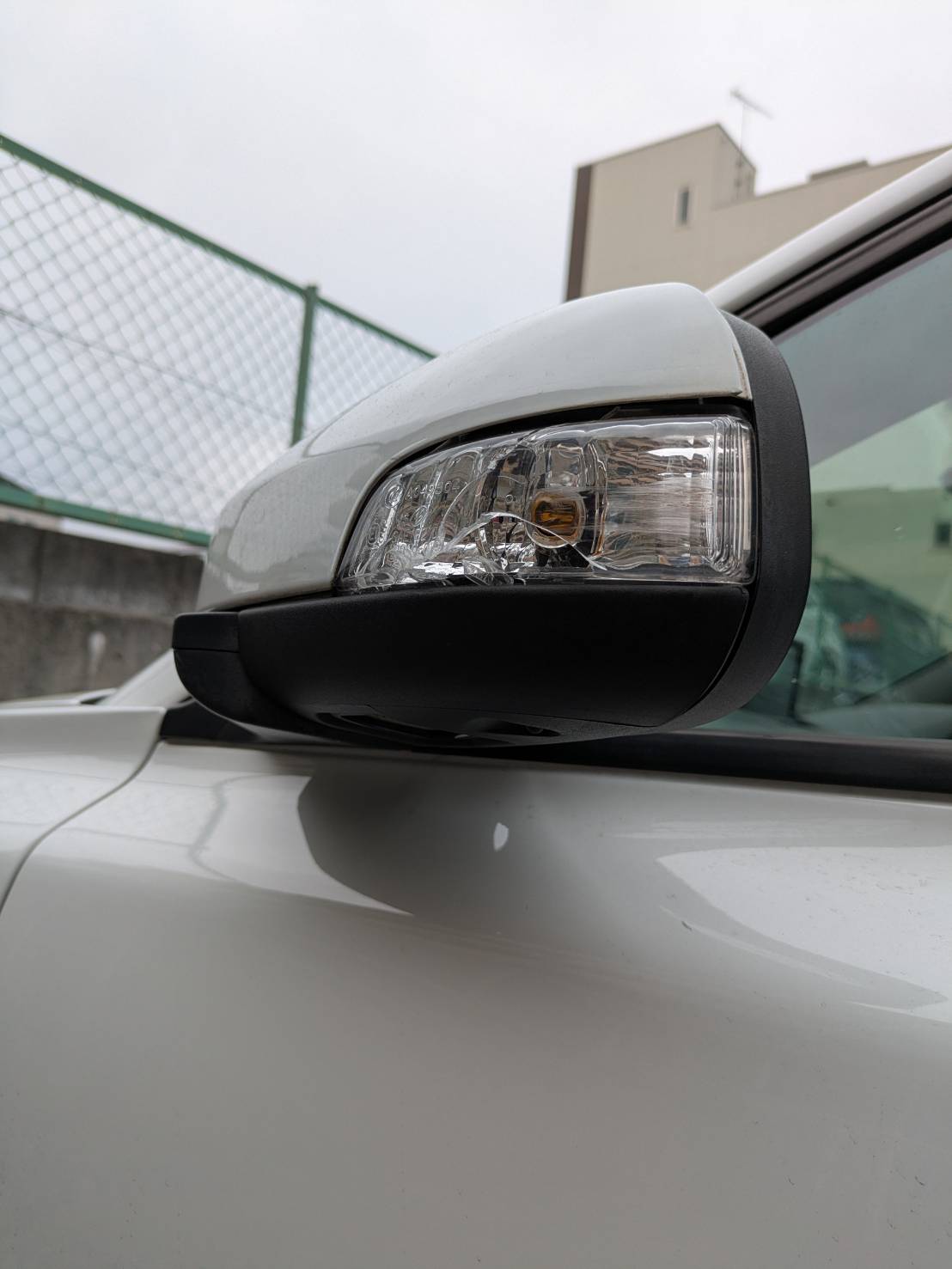 板金修理前の抽象イラスト(フェンダーのキズを示す図)