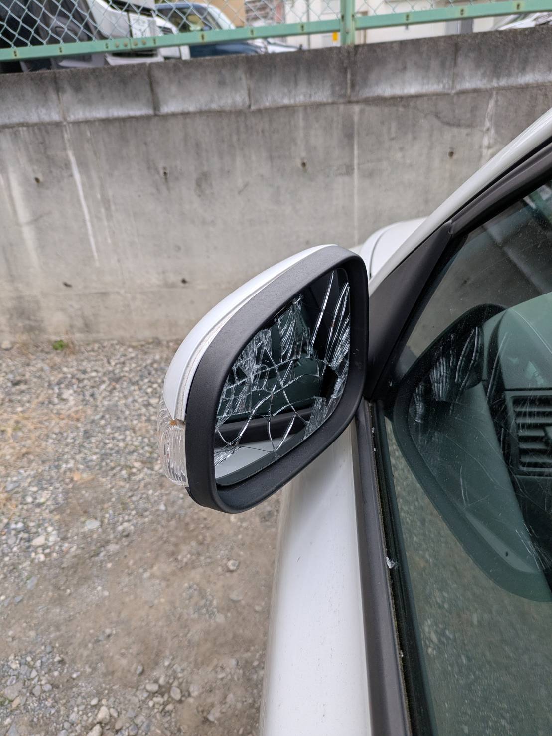 板金修理前の抽象イラスト(フェンダーのキズを示す図)